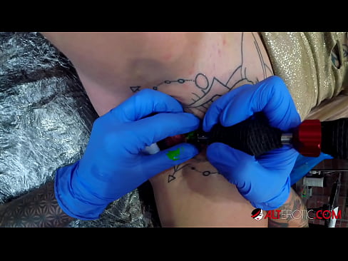 ❤️ Tsis tshua muaj tattooed hottie Sully Savage tau txais tattoo ntawm nws clitoris ❤ Fucking ntawm hmn.mrpornogratis.ru% ib